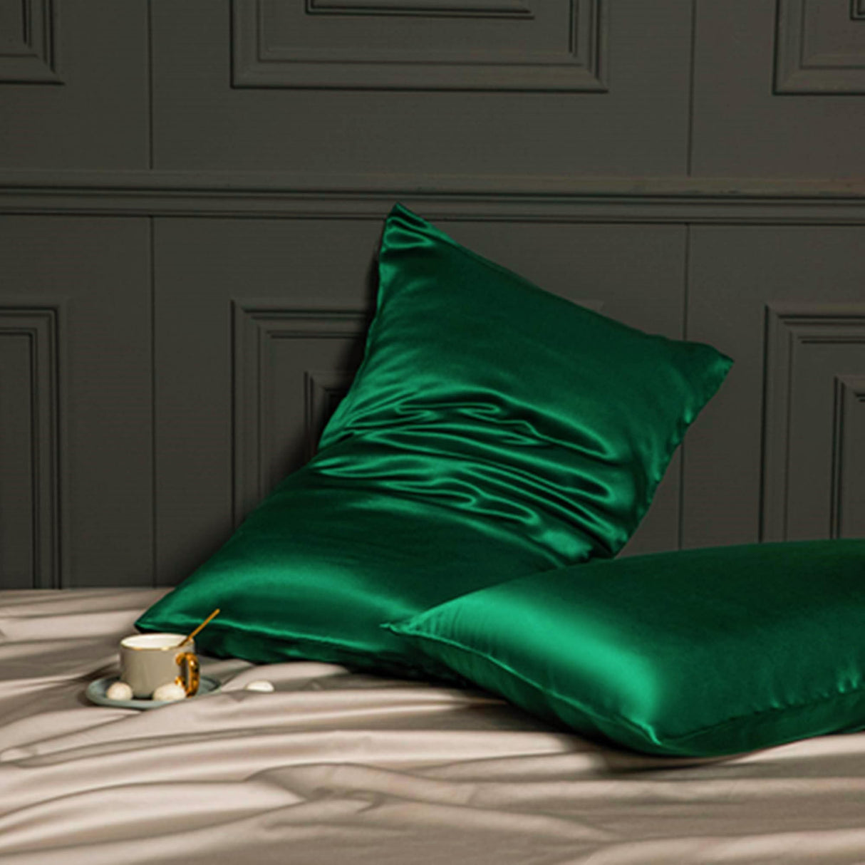 Oeko-TEX Certified Mulberry Silk Pillow Cases Green for Christmas Made in USA, 100% Silk Pillowcase with Zipper, 6A Grade 22 Momme Pure Silk Gift Set, 1 Pcs 20"x30" (Queen, Emerald)