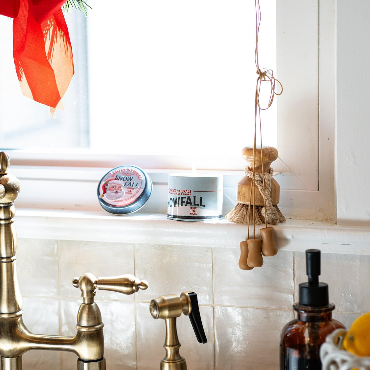 Santa's Naturals Fraser Fir Christmas Candle (9oz) | Authentic Pine Scent | Christmas Gift | Burns 30+ Hours | Made in USA | Soy and Beeswax Blend with Essential Oils | Holiday Candle