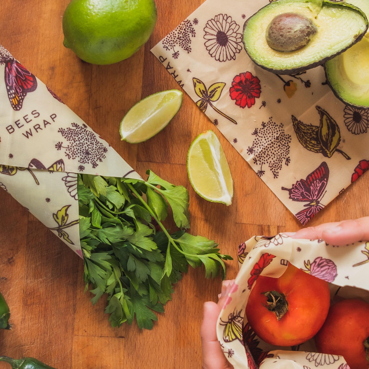Bee's Wrap Reusable Beeswax Food Wraps Made in The USA, Eco Friendly Beeswax Wraps for Food, Sustainable Food Storage Containers, Organic Cotton Food Wraps, Assorted 3 Pack (S, M, L), Honeycomb
