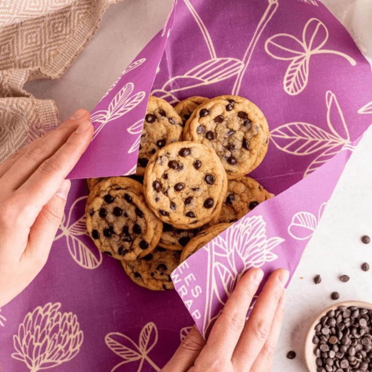 Bee's Wrap Reusable Beeswax Food Wraps Made in The USA, Eco Friendly Beeswax Wraps for Food, Sustainable Food Storage Containers, Organic Cotton Food Wraps, Assorted 3 Pack (S, M, L), Honeycomb